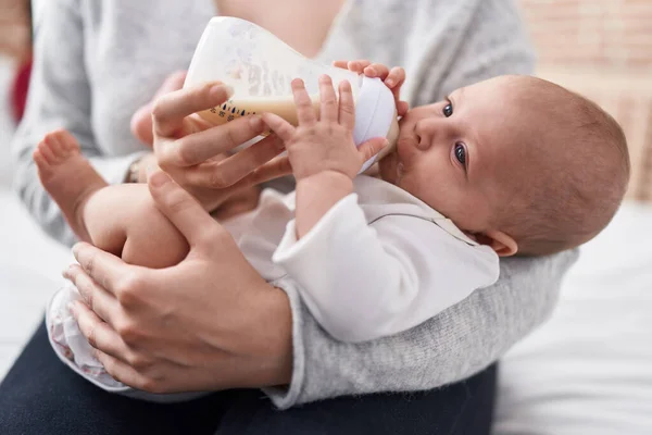Adorable Caucasian Baby Sucking Feeding Bottle Bedroom — Stock Photo, Image