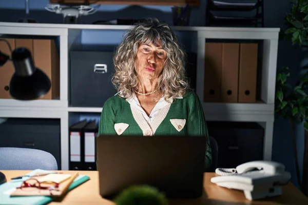 Orta Yaşlı Bir Kadın Gece Bilgisayar Laptopu Kullanarak Çalışıyor Kameraya — Stok fotoğraf