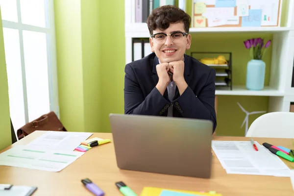 Non Binary Man Business Worker Smiling Confident Sitting Table Office — ストック写真