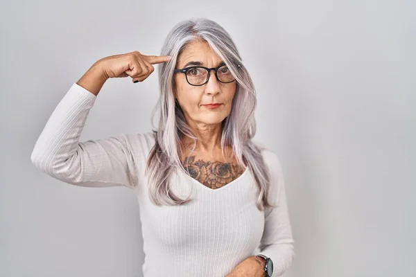 Beyaz Arka Planda Duran Gri Saçlı Orta Yaşlı Bir Kadın — Stok fotoğraf