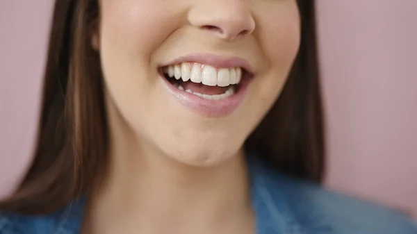 Νεαρή Όμορφη Ισπανόφωνη Γυναίκα Χαμογελά Αυτοπεποίθηση Πάνω Από Απομονωμένο Ροζ — Φωτογραφία Αρχείου