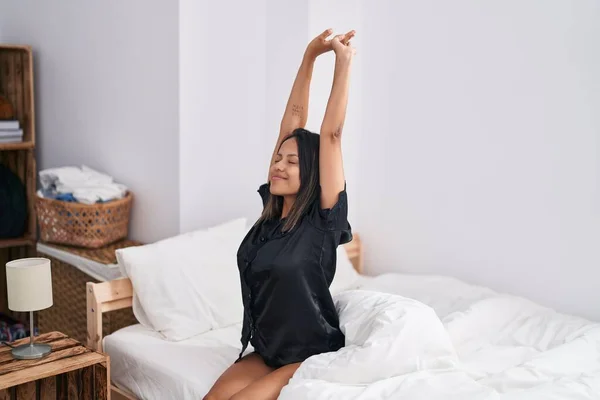 Mujer Hispana Joven Despertando Con Los Brazos Extendidos Dormitorio — Foto de Stock