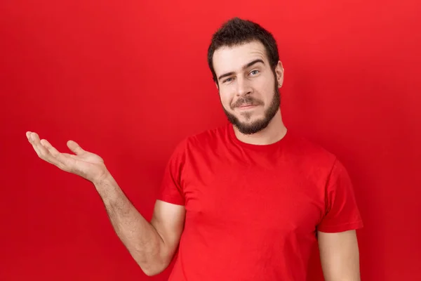 Giovane Uomo Ispanico Indossa Casual Shirt Rossa Sorridente Allegro Presentazione — Foto Stock