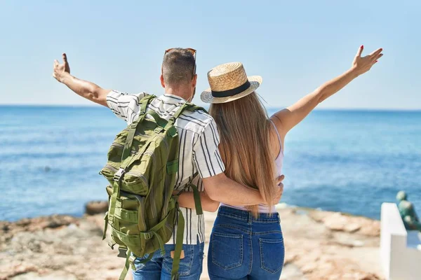 Touristenpaar Umarmt Sich Auf Rückseite Meer — Stockfoto