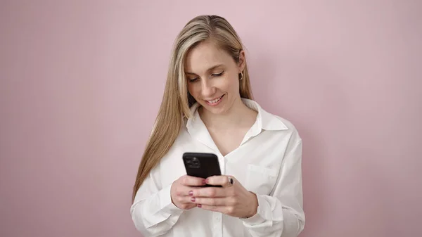 Young Blonde Woman Using Smartphone Standing Isolated Pink Background — Stockfoto
