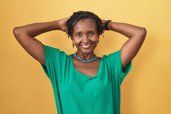 Mujer Africana Con Rastas Pie Sobre Fondo Amarillo Relajante Estiramiento — Foto de Stock