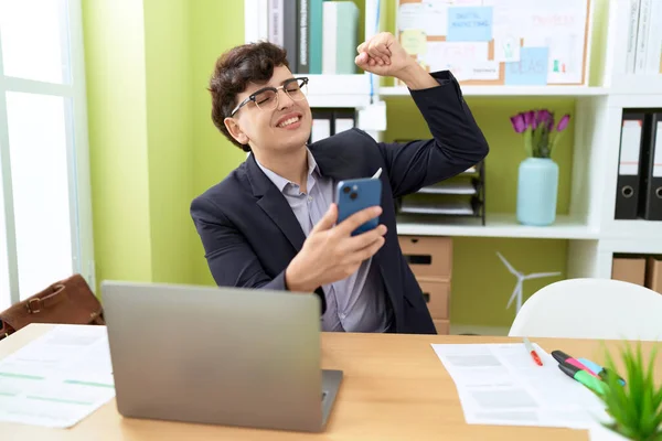 Non Binary Man Business Worker Using Laptop Smartphone Office — Stockfoto