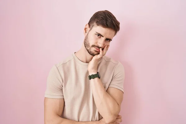 有胡子的西班牙男人站在粉红的背景上 满脑子疲惫不堪 对交叉双臂的忧郁症感到厌烦 — 图库照片