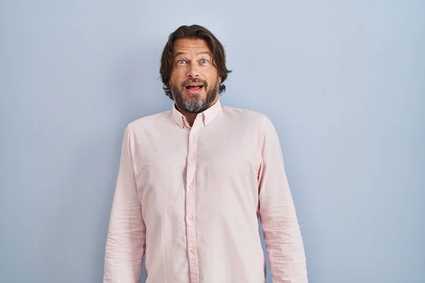 Knappe Man Van Middelbare Leeftijd Draagt Elegante Shirt Achtergrond Bang — Stockfoto
