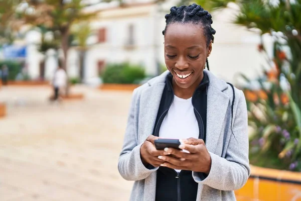 Afrikaanse Amerikaanse Vrouw Glimlachen Zelfverzekerd Met Behulp Van Smartphone Het — Stockfoto