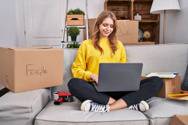 Young Blonde Woman Smiling Confident Using Laptop New Home — Stockfoto