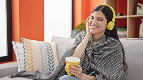 Junge Schöne Hispanische Frau Hört Hause Musik Und Trinkt Kaffee — Stockfoto