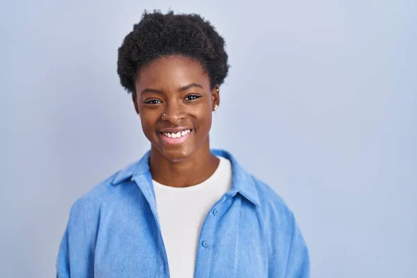Afrikansk Amerikansk Kvinna Står Över Blå Bakgrund Med Ett Lyckligt — Stockfoto