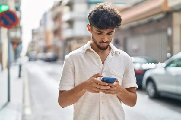 Молодий Арабський Чоловік Використовує Смартфон Вулиці — стокове фото