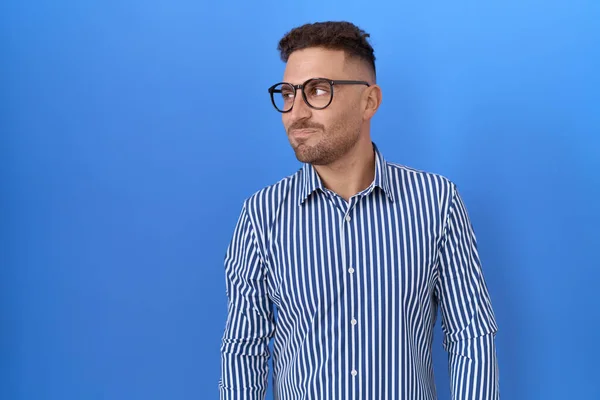 Homem Hispânico Com Barba Vestindo Óculos Sorrindo Olhando Para Lado — Fotografia de Stock