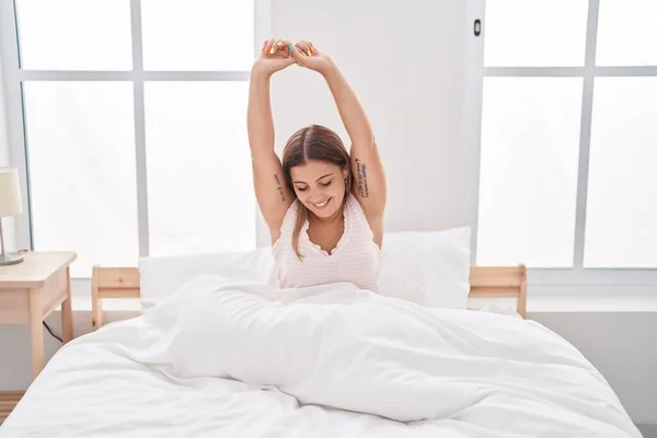 Joven Hermosa Mujer Hispana Despertando Estirando Los Brazos Dormitorio — Foto de Stock