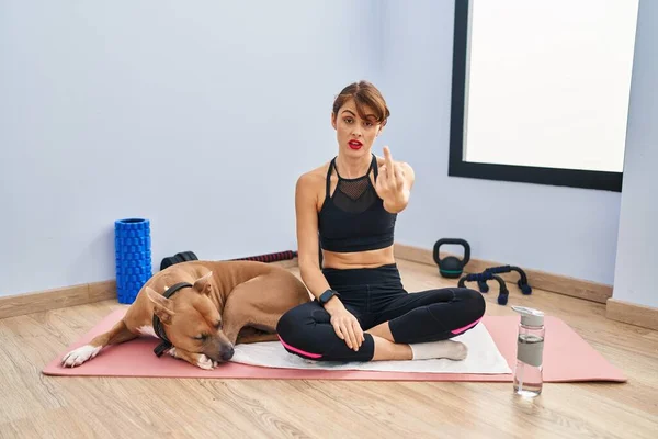 Young Beautiful Woman Sitting Yoga Mat Showing Middle Finger Impolite — 图库照片