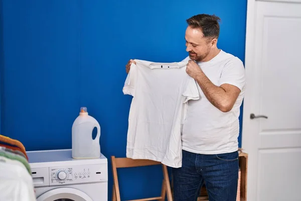 Mladý Běloch Usmívá Sebevědomě Drží Čisté Tričko Prádelně — Stock fotografie