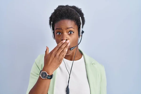Afroamerikanerin Mit Callcenter Agenten Headset Schockiert Mund Mit Händen Aus — Stockfoto