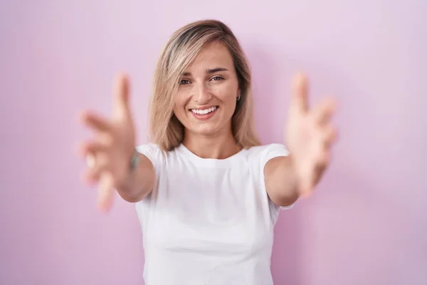 Young Blonde Woman Standing Pink Background Looking Camera Smiling Open — Stock Photo, Image