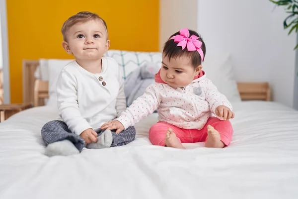 Schattige Jongen Meisje Glimlachend Zelfverzekerd Zitten Bed Slaapkamer — Stockfoto