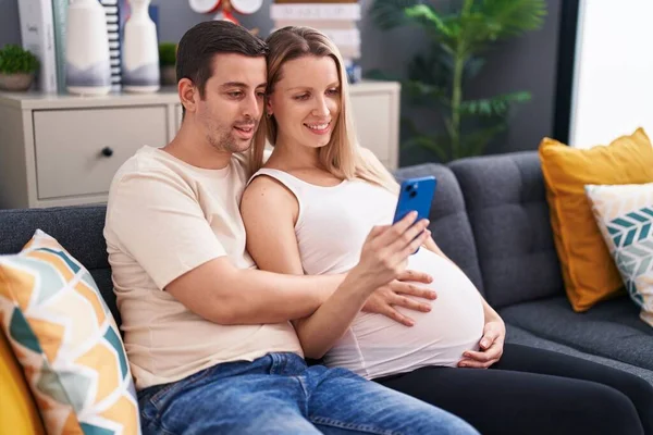 Man Woman Couple Touching Belly Using Smartphone Home — Stock Photo, Image