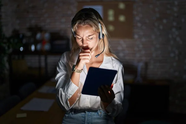 Mujer Rubia Joven Que Trabaja Oficina Por Noche Sintiéndose Mal — Foto de Stock