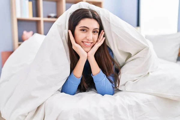 Young Beautiful Hispanic Woman Lying Bed Covering Bedsheet Bedroom — Stockfoto