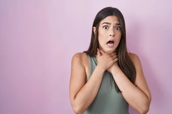 Hispanic Woman Standing Pink Background Shouting Suffocate Because Painful Strangle — Stock Photo, Image