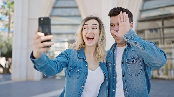 Man Woman Couple Standing Together Having Video Call Street — Stock Photo, Image