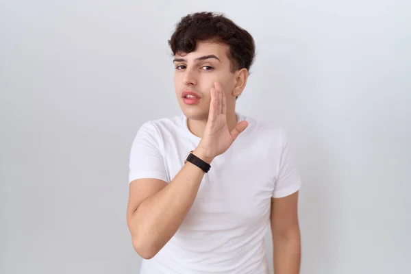 Νεαρός Δυαδικός Άντρας Που Φοράει Λευκό Μπλουζάκι Χέρι Στόμα Λέγοντας — Φωτογραφία Αρχείου