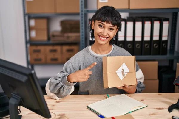 Młoda Latynoska Kobieta Pracuje Małym Biznesie Commerce Uśmiechając Się Szczęśliwy — Zdjęcie stockowe