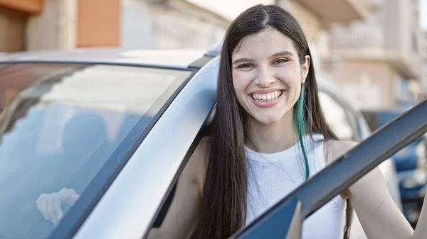 若いです美しいですヒスパニック女性笑顔自信を持ってオープン車のドアで通り — ストック写真