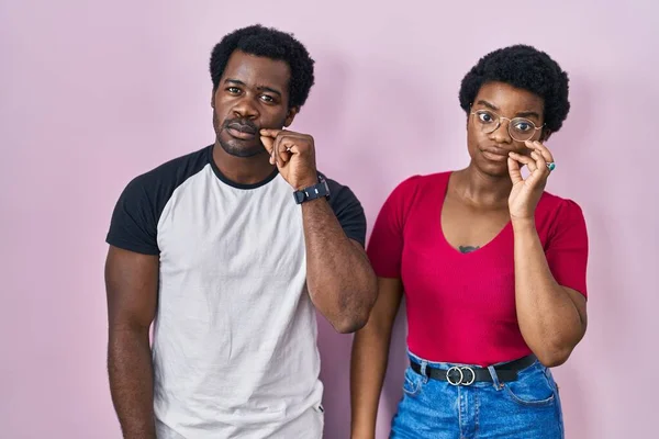 Jeune Couple Afro Américain Debout Sur Fond Rose Bouche Lèvres — Photo