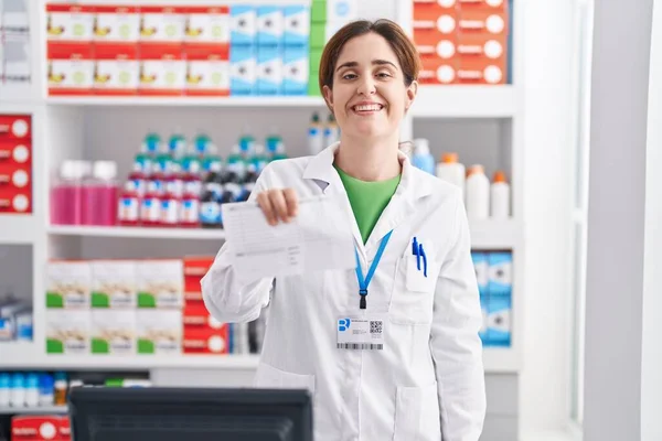 Mulher Jovem Farmacêutico Segurando Prescrição Que Trabalha Farmácia — Fotografia de Stock