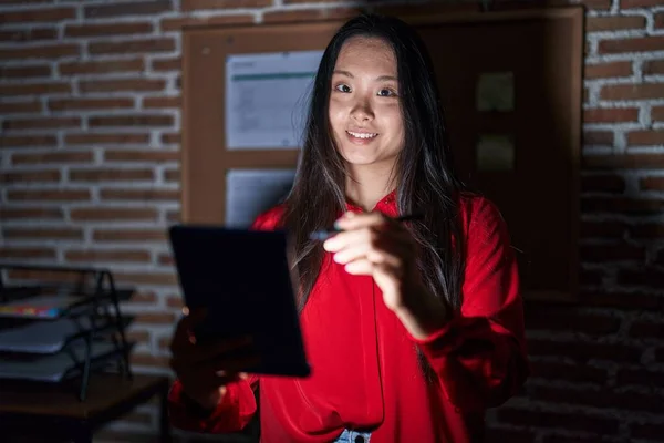 Jonge Chinese Vrouw Zakenman Glimlachen Zelfverzekerd Met Behulp Van Touchpad — Stockfoto