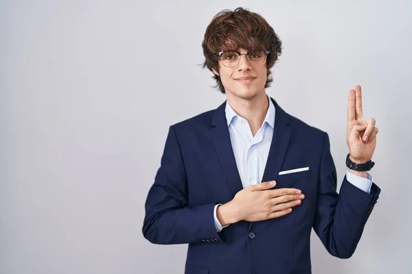 Homem Negócios Hispânico Jovem Usando Óculos Sorrindo Jurando Com Mão — Fotografia de Stock