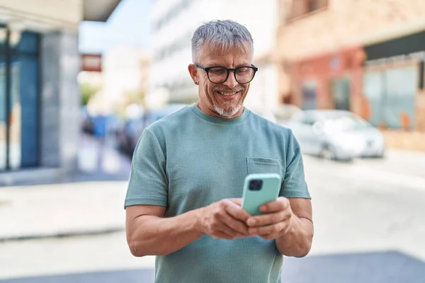 Středního Věku Šedovlasý Muž Úsměvem Sebevědomě Pomocí Smartphone Ulici — Stock fotografie