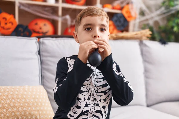 Sevimli Spanyol Çocuk Evde Balon Şişiren Iskelet Kostümü Giyiyor — Stok fotoğraf