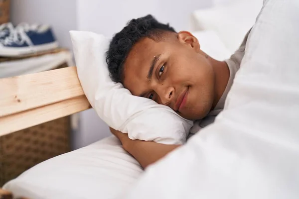 Genç Latin Adam Yatakta Kendinden Emin Bir Şekilde Yatıyor — Stok fotoğraf