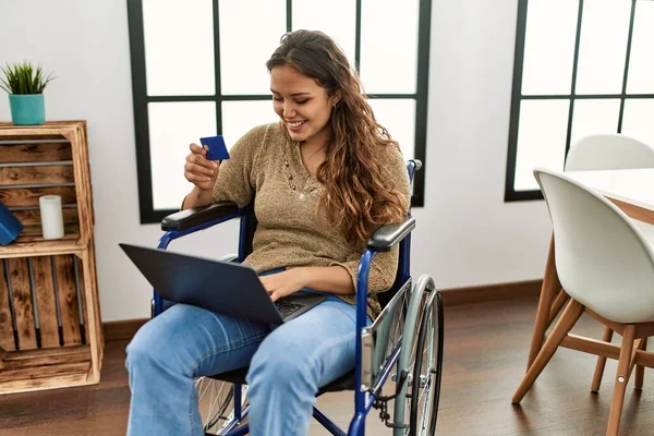 Giovane Bella Donna Ispanica Con Computer Portatile Carta Credito Seduto — Foto Stock