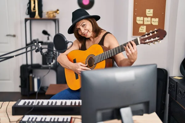 Kobieta Średnim Wieku Muzyk Gra Gitarze Klasycznej Studio Muzycznym — Zdjęcie stockowe