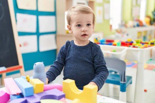 Liebenswertes Blondes Kleinkind Spielt Kindergarten Mit Geometrieblöcken — Stockfoto