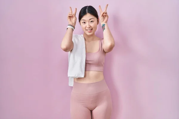 Spor Kıyafetleri Havlu Giyen Çinli Genç Bir Kadın Komik Çılgın — Stok fotoğraf