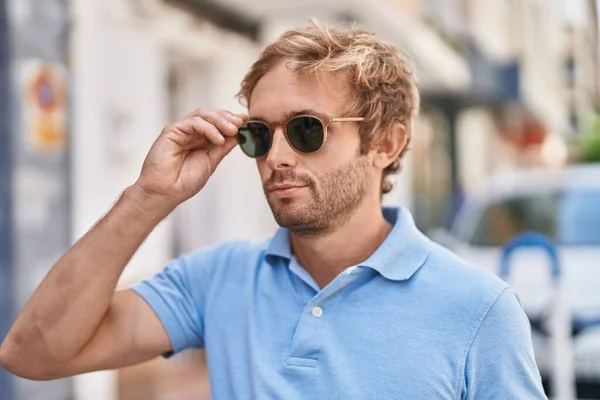 Mladý Muž Nosí Sluneční Brýle Uvolněným Výrazem Ulici — Stock fotografie