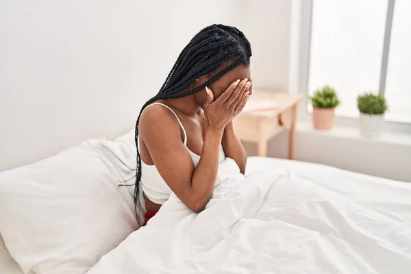 Afrika Kökenli Amerikalı Kadın Yatakta Otururken Stresli — Stok fotoğraf