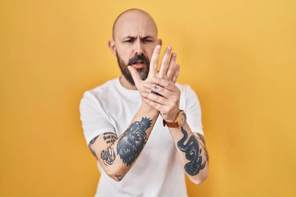 Νεαρός Ισπανός Τατουάζ Πάνω Από Κίτρινο Φόντο Που Υποφέρει Από — Φωτογραφία Αρχείου