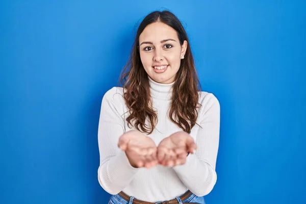 Mulher Hispânica Jovem Sobre Fundo Azul Sorrindo Com Mãos Palmas — Fotografia de Stock