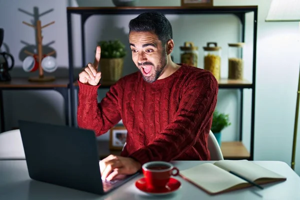 Junge Hispanische Mann Mit Bart Mit Computer Laptop Der Nacht — Stockfoto