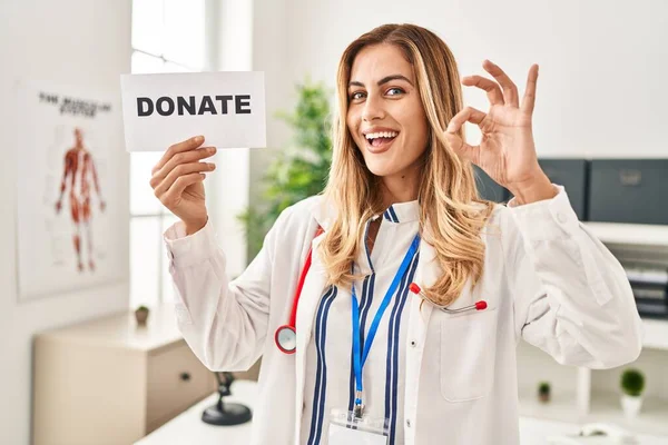 Genç Sarışın Doktor Organ Bağışlarını Destekliyor Parmaklarıyla Imza Atıyor Gülümseyerek — Stok fotoğraf